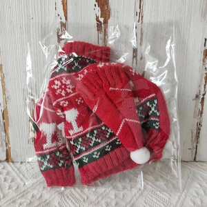 Detail einer gestrickten Weinflaschenhülle im Weihnachtsdesign mit nordischem Muster