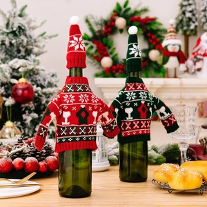 Charmante Weihnachts-Weinflaschenhüllen mit Schneeflocken-Strickpullovern und Hüten