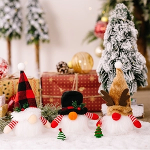 Dreiteiliges Set Weihnachts-Wichtel mit Buffalo-Check-Hüten und Rentier-Geweihen