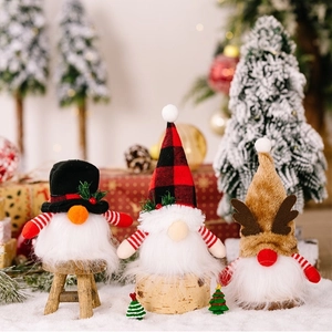 Dreiteiliges leuchtendes Weihnachts-Gnom-Set mit Karomuster und Rentier-Hut auf Schneebasis