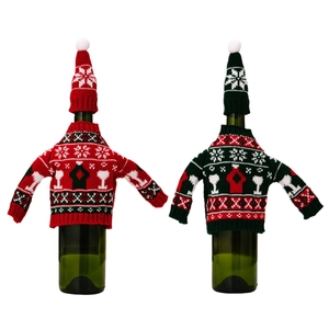 Weihnachts-Weinflaschenhüllen mit rot-grünen Strickpullovern und Schneeflockenmustern