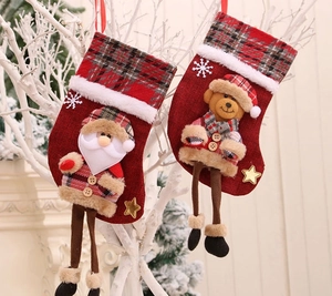 Détail de chaussettes de Noël avec Père Noël et ours en peluche 3D et longues jambes