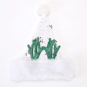 Détail d'un bonnet de Noël à paillettes blanches avec bois de renne verts et bordure en fourrure