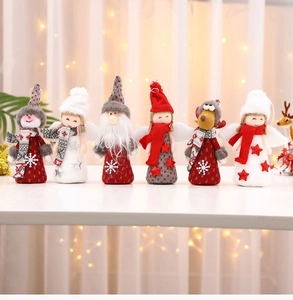 Détail des décorations de Noël en peluche faites à la main avec Père Noël et anges