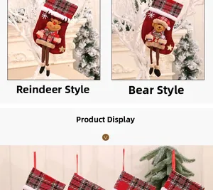 Détail de chaussettes de Noël décoratives avec figurines 3D de renne et d'ours en peluche