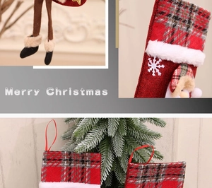 Détail de chaussettes de Noël à carreaux rouges et noirs avec jambes de Père Noël 3D