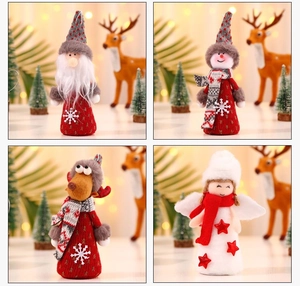 Détail de quatre poupées de Noël en peluche avec Père Noël et ange pour décoration
