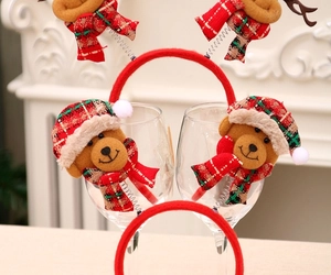 Dettaglio del cerchietto di Natale con orsetti di peluche su molle e cappelli rossi