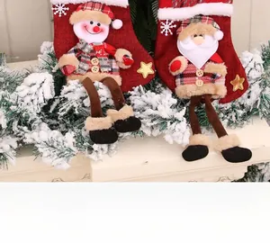 Gros plan de chaussettes de Noël 3D avec bonhomme de neige et détails en plaid