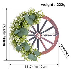 Détail d'une couronne de bienvenue avec eucalyptus artificiel et texture de bois