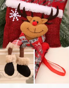 Détails de chaussette de Noël rouge avec renne en peluche et ornements de jambes pendants