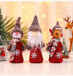 Trois ornements de Noël en peluche avec Père Noël, bonhomme de neige et renne brodés