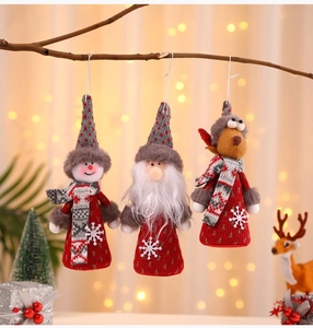 Lot de trois ornements de Noël tricotés avec motifs Père Noël, bonhomme de neige et renne
