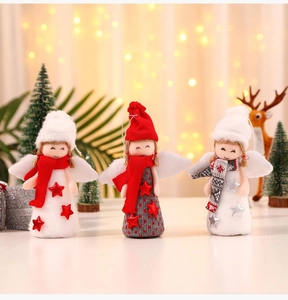 Détails de trois poupées anges de Noël en peluche avec bonnets en tricot et ailes