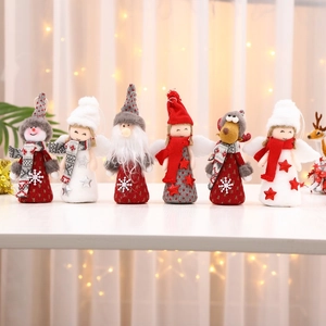 Vue détaillée de six suspensions de Noël tricotées avec Père Noël et petits rennes