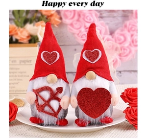 Détail de deux gnomes de la Saint-Valentin avec chapeaux tricotés, arc brillant et cœur rouge