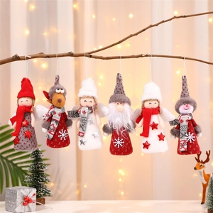 Vue détaillée de six figurines de Noël en peluche suspendues avec des lumières douces en fond