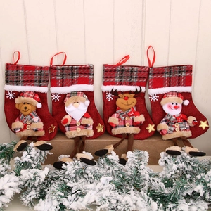 Lot de quatre chaussettes de Noël avec Père Noël, Renne, Ours et Bonhomme de neige sur bois