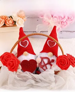 Détail de gnomes de Saint-Valentin dans un panier avec des roses et cœurs à paillettes