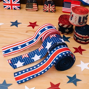 Dettaglio di nastri decorativi per l'Independence Day con stelle e strisce americane