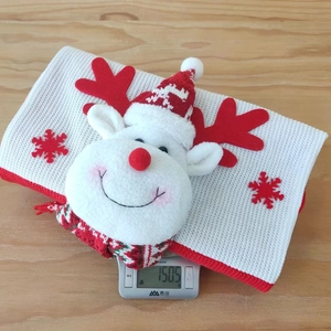 Detailed view showing the 150.5g weight of a knitted Christmas deer gift bag