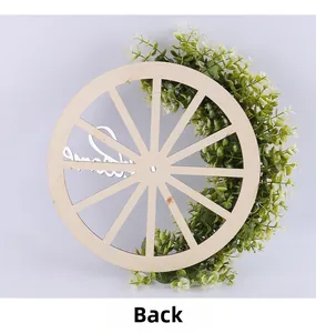 Vue arrière de la couronne Welcome Home en bois avec feuillage vert artificiel