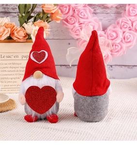 Détail d'un gnome de la Saint-Valentin tenant un cœur rouge scintillant et bonnet en tricot
