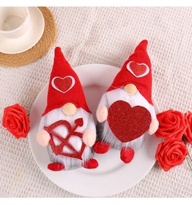 Détail de gnomes de Saint-Valentin avec cœurs pailletés et flèche de cupidon sur table