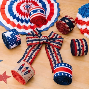 Dettaglio dei nastri decorativi del 4 luglio con motivi bandiera americana su legno