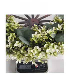 Mesure détaillée du poids de 222g pour la couronne d'eucalyptus avec support en bois