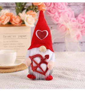 Gnome de la Saint-Valentin avec bonnet tricoté à cœur et arc dans un décor romantique