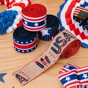 Dettaglio dei nastri per l'Independence Day USA con motivi rustici in juta e stelle