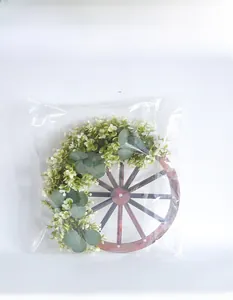 Emballage détaillé d'une couronne de roue en bois rustique avec de la verdure artificielle