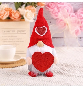 Vue détaillée du gnome de la Saint-Valentin avec bonnet rouge et décoration de coeur brillant