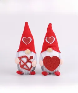 Vue de face des nains en peluche de la Saint-Valentin avec chapeau à cœurs et flèche