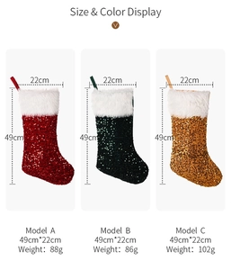 Détails des chaussettes de Noël à paillettes rouge, vert et or avec revers en peluche blanche