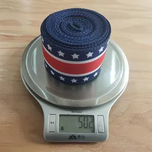 Vista dettagliata del nastro patriottico rosso bianco blu sulla bilancia da circa 50,2g