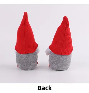 Vue détaillée de dos de poupées gnomes de la Saint-Valentin avec bonnets rouges tricotés