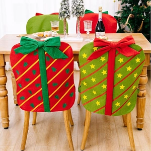 Dettaglio coprisedia natalizi con fiocchi 3D e motivi decorativi festivi