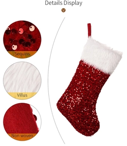 Vue détaillée de la chaussette de Noël à paillettes rouges avec bordure en peluche douce