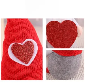 Détail du chapeau tricoté rouge avec cœurs scintillants et barbe en peluche du gnome