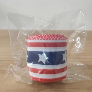 Dettaglio del nastro con bandiera americana del 4 luglio in confezione di plastica