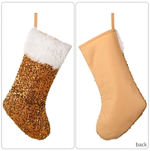 Vue détaillée avant et arrière d'une chaussette de Noël à paillettes avec bordure en fourrure