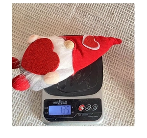 Gnome de la Saint-Valentin avec bonnet rouge et cœur à paillettes pesant 135g