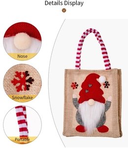 Detalle de bolsa de regalo navideña de yute con nariz de gnomo 3D y asas a rayas