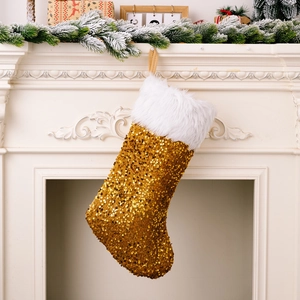 Vue détaillée d'une chaussette de Noël à paillettes dorées sur une cheminée blanche