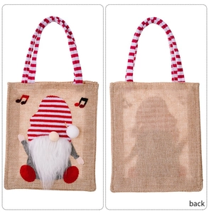 Detalle de bolsa de regalo navideña de yute con gnomo 3D y asas a rayas rojas