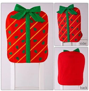 Viste dettagliate del lato e del retro di un coprisedia natalizio rosso a forma di regalo