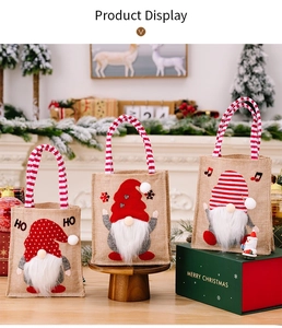 Detalle de tres bolsas navideñas de arpillera con diseños de gnomos y barbas de pelo blanco