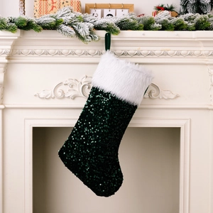 Détail d'une chaussette de Noël en paillettes vertes avec bordure en fausse fourrure